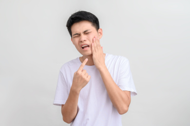 白色背景前牙齿痛的年轻人