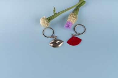 蓝色背景上的钥匙扣与鲜花