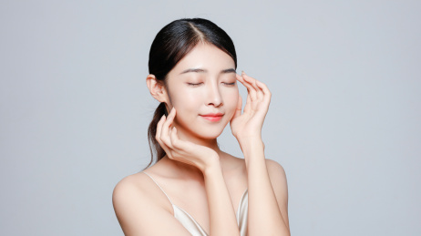 一个年轻漂亮的中国女性半身肖像