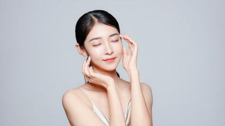 一个年轻漂亮的中国女性半身肖像