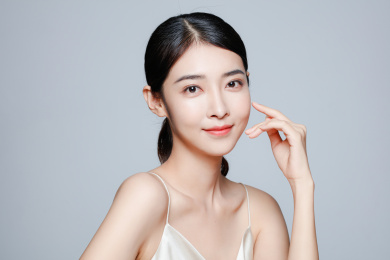 一个年轻漂亮的中国女性半身肖像