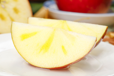 白底上放着切开的糖心苹果果肉