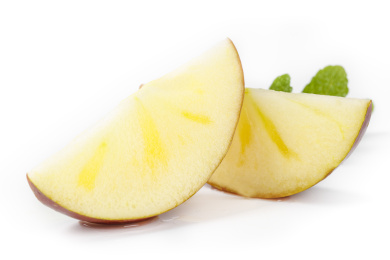 白底上放着切开的糖心苹果果肉