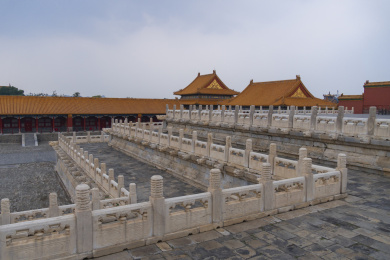 中国北京故宫汉白玉栏杆与屋檐