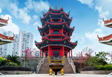 威镇阁俗称八卦楼，坐落在漳州战备大桥桥头