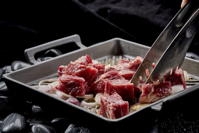 铁板上翻炒的新鲜牛肉（牛仔粒）