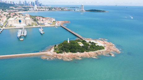 航拍青岛城市海岸线风光全景