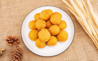 旧麻布背景上的一盘油炸南瓜丸子