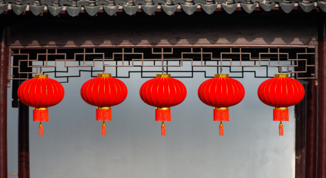 三个中国风大红灯笼挂在空中_站酷海洛_正版图片_视频_字体_音乐素材