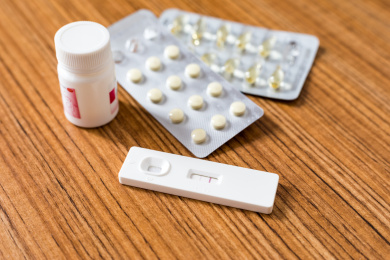 木纹桌面上的验孕棒和药片