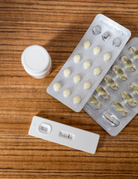 木纹桌面上的验孕棒和药片