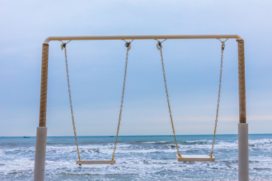 中国广东省惠州市双月湾海边的双人秋千