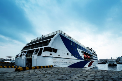 海南海口秀英港的客轮