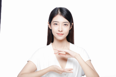 一个年轻漂亮的中国女性半身肖像
