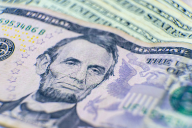 一张五美元纸币微距特写