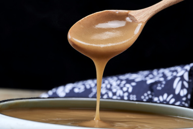 木勺㧟动冲泡熟的豆面糊糊