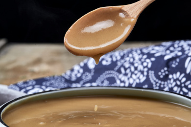 木勺㧟动冲泡熟的豆面糊糊