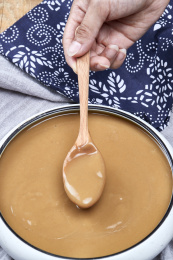 木勺㧟动冲泡熟的豆面糊糊