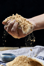 双手揉搓捧起的糊糊面（豆糊面）