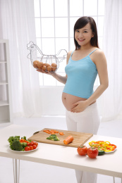 孕妇拿着一筐鸡蛋