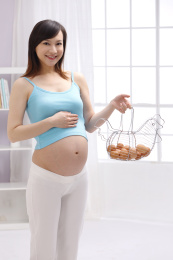 孕妇拿着一筐鸡蛋