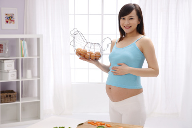 孕妇拿着一筐鸡蛋