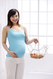 孕妇拿着一筐鸡蛋