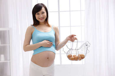 孕妇拿着一筐鸡蛋