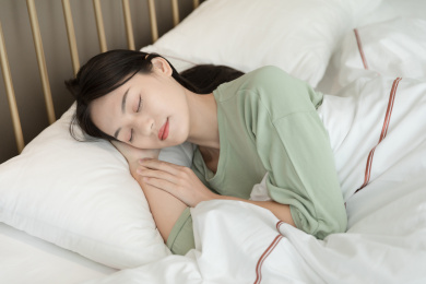 年轻女生在床上安详睡着