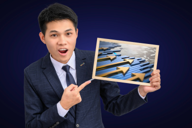 商务男性举起图表金融增长概念