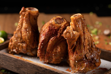 独特美味的炭烤筒骨