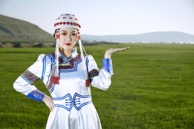 草原上穿着蒙古族传统服饰的亚洲年轻女性