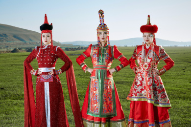 草原上穿着蒙古族传统服饰的亚洲年轻女性