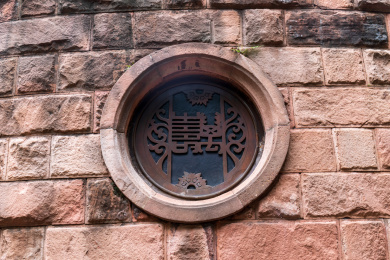 墙壁上的圆形窗户装饰