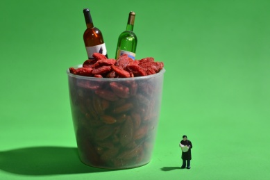 绿色背景上的枸杞和小人，微缩场景