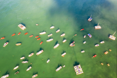 无人机视角俯瞰中国山东省青岛栈桥码头
