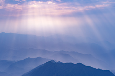 中国河南嵩县白云山耶稣光照耀下的层峦叠嶂