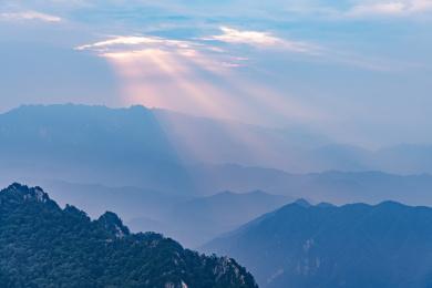 中国河南嵩县白云山耶稣光照耀下的层峦叠嶂