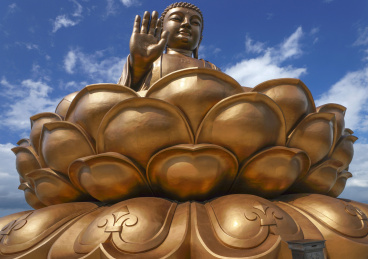 蓝天白云下莲花宝座上的巨大佛像