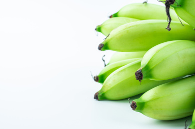 白背景上一把新鲜绿色小米蕉