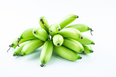 白背景上一把新鲜绿色小米蕉