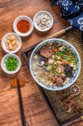 放在木桌上的一碗陕西西安美食羊肉泡馍