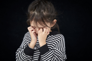 黑色背景的调皮可爱的亚洲小女孩（儿童）