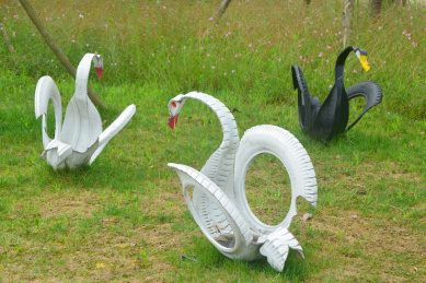 成都东风渠绿道公园汽车轮胎天鹅造型雕塑