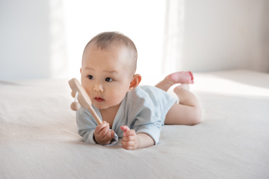 正在玩拨浪鼓的九个月婴儿