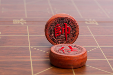 棋盘上的木质中国象棋棋子帅和士