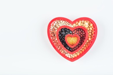 五谷杂粮组成的心形，节约粮食创意图片。