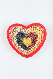 五谷杂粮组成的心形，节约粮食创意图片。