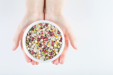 双手捧着粮食，节约粮食杜绝浪费创意图片。