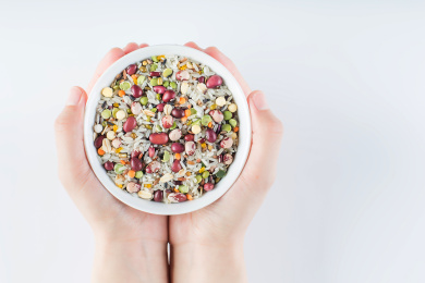 双手捧着粮食，节约粮食杜绝浪费创意图片。